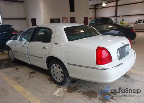 2005 Lincoln Town Car Signature Limited from USA, damaged, VIN 1LNHM82W85Y608053